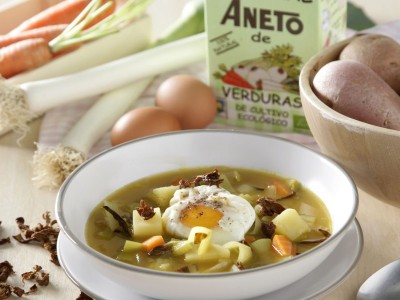 Leek soup with mushrooms and poached eggs